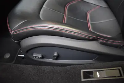 Ferrari 488 GTB — Le coupé sport italien haute performance, 7 500 km seulement — Miniature 18