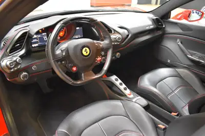 Ferrari 488 GTB — Le coupé sport italien haute performance, 7 500 km seulement — Miniature 17