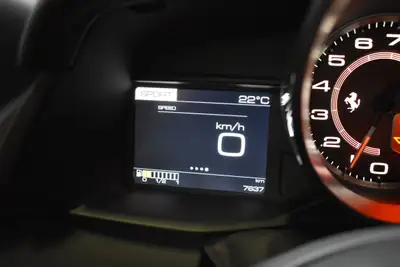 Ferrari 488 GTB — Le coupé sport italien haute performance, 7 500 km seulement — Miniature 20