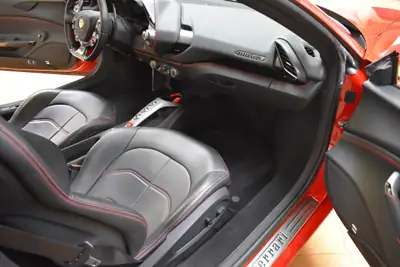 Ferrari 488 GTB — Le coupé sport italien haute performance, 7 500 km seulement — Miniature 19