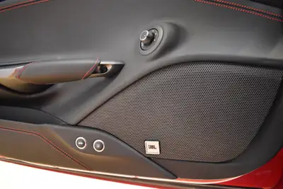 Ferrari 488 GTB — Le coupé sport italien haute performance, 7 500 km seulement — Miniature 24