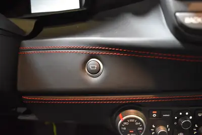 Ferrari 488 GTB — Le coupé sport italien haute performance, 7 500 km seulement — Miniature 22