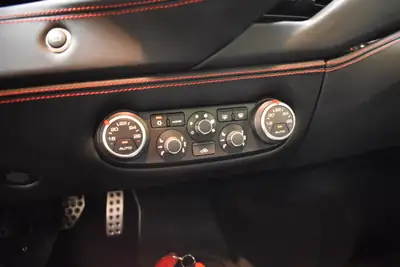 Ferrari 488 GTB — Le coupé sport italien haute performance, 7 500 km seulement — Miniature 26