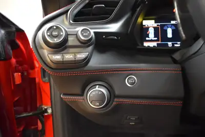 Ferrari 488 GTB — Le coupé sport italien haute performance, 7 500 km seulement — Miniature 25