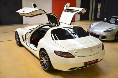 Mercedes-Benz SLS 63 AMG — Superbe coupé sportif 571 ch, seulement 22'000 km — détail