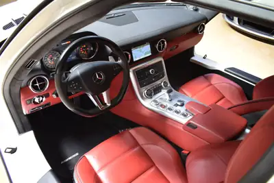 Mercedes-Benz SLS 63 AMG — Superbe coupé sportif 571 ch, seulement 22'000 km — Miniature 18