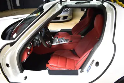 Mercedes-Benz SLS 63 AMG — Superbe coupé sportif 571 ch, seulement 22'000 km — Miniature 17