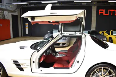 Mercedes-Benz SLS 63 AMG — Superbe coupé sportif 571 ch, seulement 22'000 km — Miniature 16