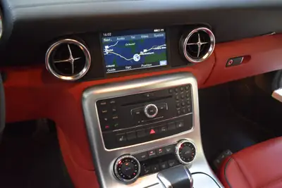 Mercedes-Benz SLS 63 AMG — Superbe coupé sportif 571 ch, seulement 22'000 km — Miniature 22