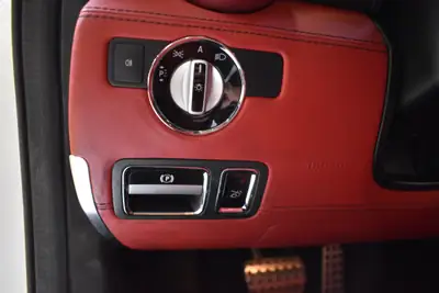 Mercedes-Benz SLS 63 AMG — Superbe coupé sportif 571 ch, seulement 22'000 km — Miniature 26
