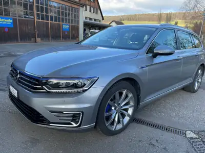 VW Passat Variant 1.4 TSI GTE Hybrid — SUV familial hybride rechargeable, entretien récent — vue extérieure