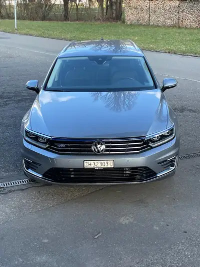 VW Passat Variant 1.4 TSI GTE Hybrid — SUV familial hybride rechargeable, entretien récent — côté