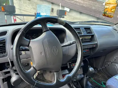 Nissan Terrano 2.4 — SUV robuste années 90, équipé déneigement, 105'000 km — fianco