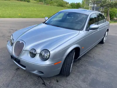 Jaguar S-Type 4.2 V8 Superchargé — Berline de prestige, 396 ch dynamiques — vue extérieure