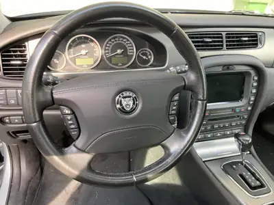 Jaguar S-Type 4.2 V8 Superchargé — Berline de prestige, 396 ch dynamiques — intérieur
