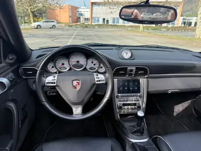 Porsche 911 Carrera S Cabriolet — 355 ch, Sport Chrono, grand service réalisé — détail