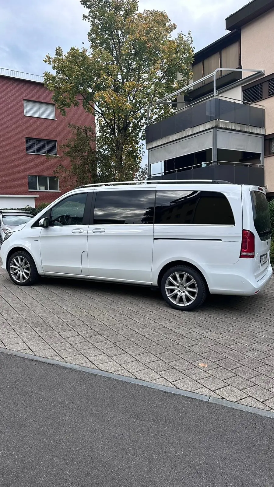 Mercedes-Benz V 250 BlueTEC Edition 1 — Monospace premium diesel, entretien impeccable — vista esterna