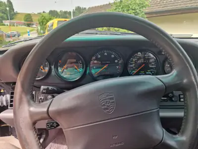 Porsche 911 Carrera Cabrio 1995 — Roadster iconique, 272 ch et toit ouvert — dashboard