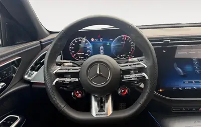 Mercedes-AMG E 53 4Matic+ Hybrid 2024 — Berline sportive hybride, 11 200 km seulement — detail