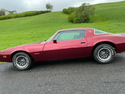 Pontiac Firebird Formula 400 — Muscle car emblématique des années 80, 70'000 km — Seitenansicht
