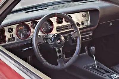 Pontiac Firebird Formula 400 — Muscle car emblématique des années 80, 70'000 km — Miniatur 8