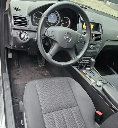 Mercedes-Benz C 180 Kompressor Elegance — Berline allemande fiable, 146 000 km, automatique — Innenraum