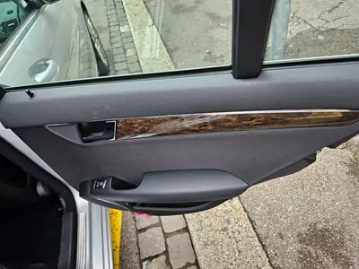Mercedes-Benz C 180 Kompressor Elegance — Berline allemande fiable, 146 000 km, automatique — Armaturenbrett