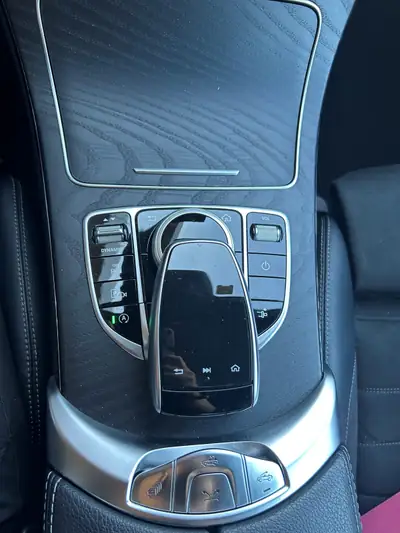 Mercedes-Benz C 200 Cabriolet 4Matic — Élégance décapotable avec transmission intégrale — Miniature 11