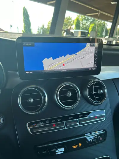 Mercedes-Benz C 200 Cabriolet 4Matic — Élégance décapotable avec transmission intégrale — Miniature 12