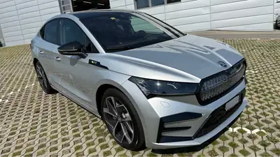 Skoda Enyaq 80x RS iV — SUV électrique haute performance, 7000 km seulement — exterior view