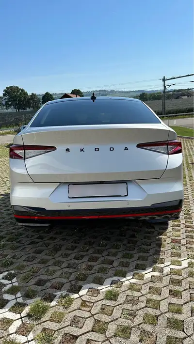 Skoda Enyaq 80x RS iV — SUV électrique haute performance, 7000 km seulement — rear view