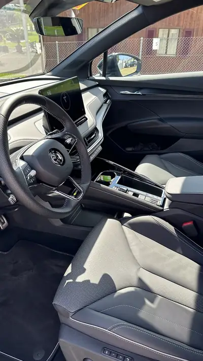 Skoda Enyaq 80x RS iV — SUV électrique haute performance, 7000 km seulement — detail