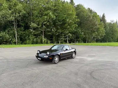 Mazda MX-5 1.6i Black Special — Roadster iconique, finition exclusive noire — exterior view