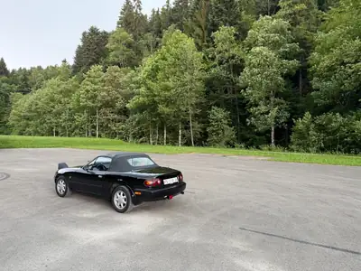 Mazda MX-5 1.6i Black Special — Roadster iconique, finition exclusive noire — rear view