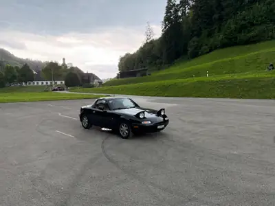 Mazda MX-5 1.6i Black Special — Roadster iconique, finition exclusive noire — side view