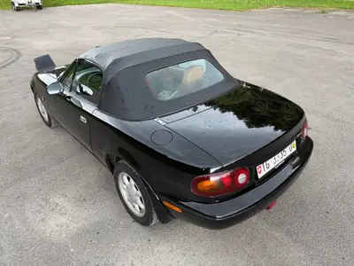 Mazda MX-5 1.6i Black Special — Roadster iconique, finition exclusive noire — Thumbnail 9