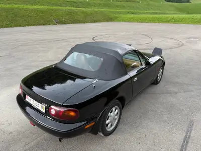 Mazda MX-5 1.6i Black Special — Roadster iconique, finition exclusive noire — Thumbnail 10