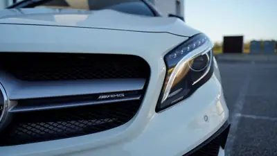 Mercedes-Benz GLA 45 AMG 4Matic — SUV haute performance, 360 ch et transmission DCT — fianco