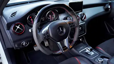 Mercedes-Benz GLA 45 AMG 4Matic — SUV haute performance, 360 ch et transmission DCT — cruscotto