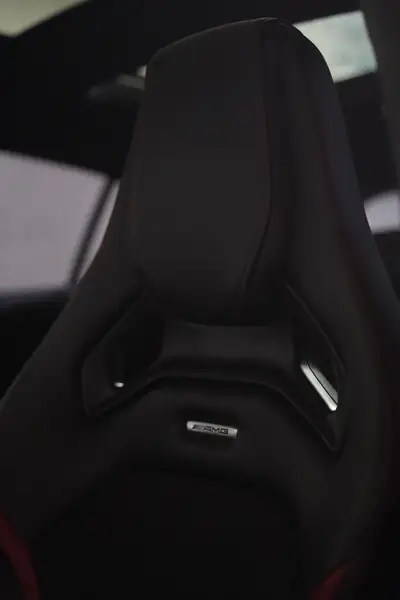 Mercedes-Benz GLA 45 AMG 4Matic — SUV haute performance, 360 ch et transmission DCT — Miniatura 9