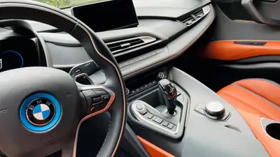 BMW i8 Coupé — Hybride rechargeable sportif, 28'000 km, édition collector — Miniatur 20