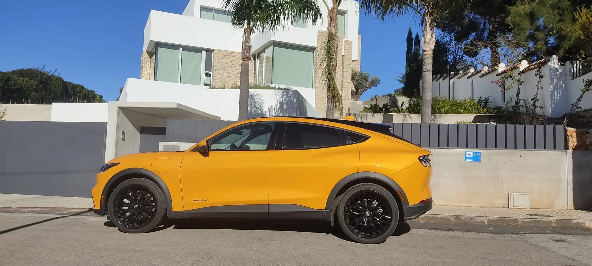Ford Mustang MACH-E RWD 75 kWh — SUV électrique Cyber Orange, 300 ch, faible kilométrage — Außenansicht