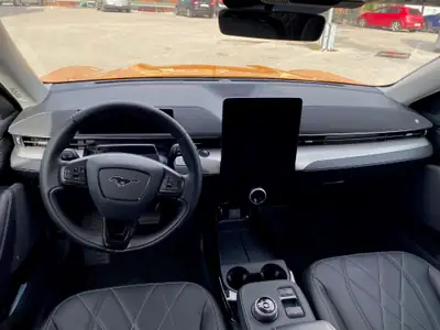 Ford Mustang MACH-E RWD 75 kWh — SUV électrique Cyber Orange, 300 ch, faible kilométrage — Heckansicht
