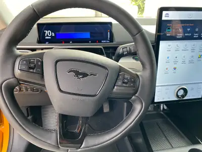 Ford Mustang MACH-E RWD 75 kWh — SUV électrique Cyber Orange, 300 ch, faible kilométrage — Armaturenbrett