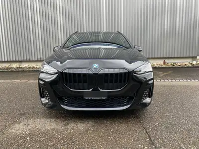 BMW 230e xDrive Active Tourer M Sport — Hybride rechargeable, 34 000 km, tout noir premium — side view