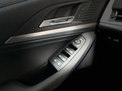 BMW 230e xDrive Active Tourer M Sport — Hybride rechargeable, 34 000 km, tout noir premium — Thumbnail 15