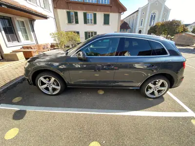 Audi Q5 55 TFSI e quattro — SUV hybride rechargeable, 115'000 km, design gris métallisé — vista posteriore