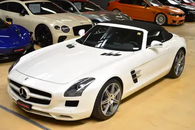 Mercedes-Benz SLS 63 AMG Speedshift — Cabriolet légendaire, état impeccable, 9'999 km — intérieur