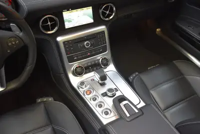 Mercedes-Benz SLS 63 AMG Speedshift — Cabriolet légendaire, état impeccable, 9'999 km — Miniature 21