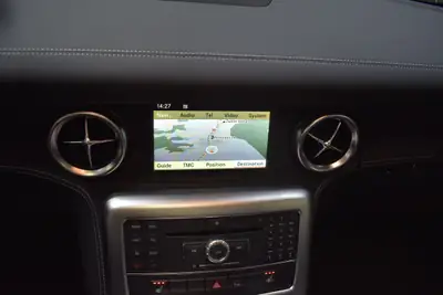 Mercedes-Benz SLS 63 AMG Speedshift — Cabriolet légendaire, état impeccable, 9'999 km — Miniature 25